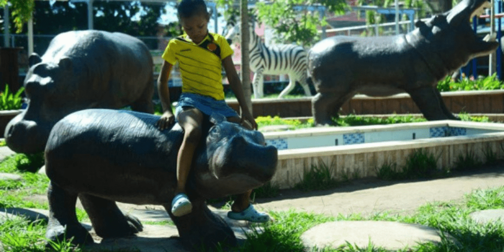 Niño en monumento a los hipopótamos en Doradal, Antioquia. Foto : AFP