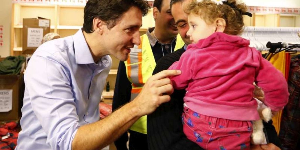 Los refugiados sirios son recibidos por el Primer Ministro de Canadá Justin Trudeau (izquierda) a su llegada al Aeropuerto Internacional Toronto Pearson. © REUTERS/M.Blinch