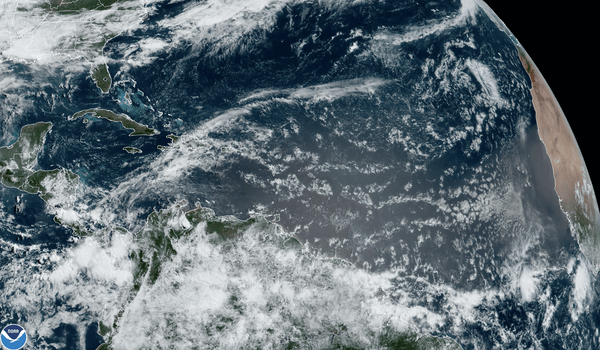 Ráfagas de nubes frente a África tienen el potencial de convertirse en tormentas tropicales. NOAA.