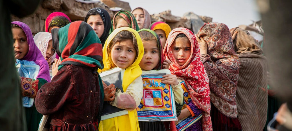 ACNUR/Roger Arnold Niños refugiados afganos frente a una escuela en Islamabad, Paquistán.