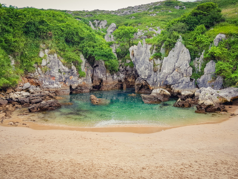 gulpiyuri-la-playa-mas-pequena-del-mundo-esta-en-espana-01